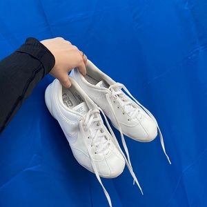 WHITE NIKE GYM SHOES